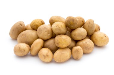 Beyaz arkaplanda izole edilmiş yeni patates.