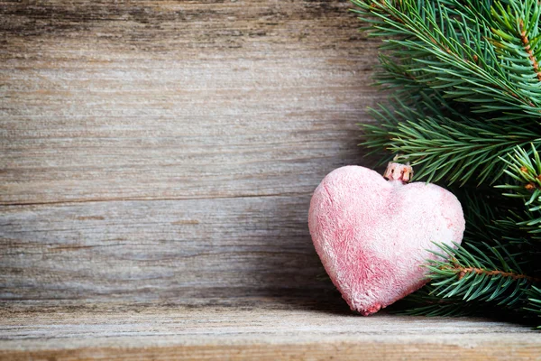 Kerst decoratie met sparren takken op de houten achtergrond. — Stockfoto