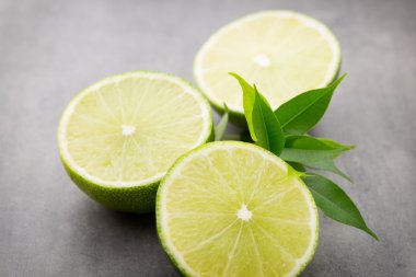 Meyveli kireç Gri bir masa.