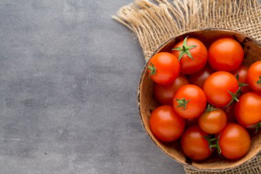 Gri arkaplanda domates.
