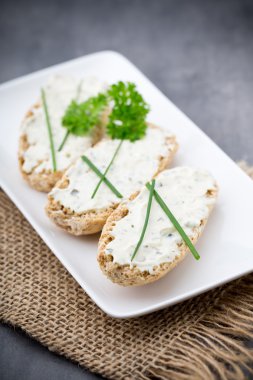 Crispbread otlar ve pastırma ile yumuşak peynir ile.