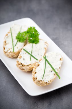 Crispbread otlar ve pastırma ile yumuşak peynir ile.