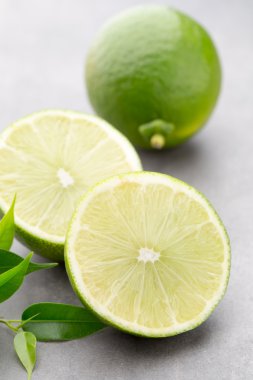 Meyveli kireç Gri bir masa.