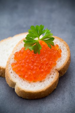 Ekmek taze krem peynir ve masada kırmızı havyar ile.