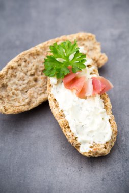 Crispbread otlar ve pastırma ile yumuşak peynir ile.