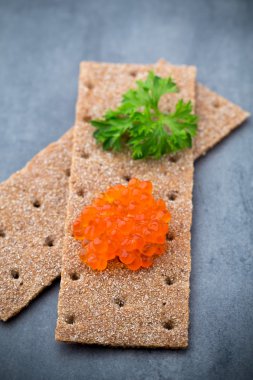 Crispbread otlar ve pastırma ile yumuşak peynir ile.