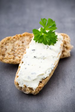 Crispbread otlar ve pastırma ile yumuşak peynir ile.