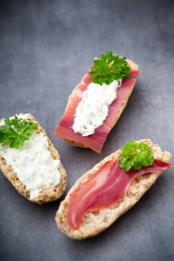 Crispbread otlar ve pastırma ile yumuşak peynir ile.