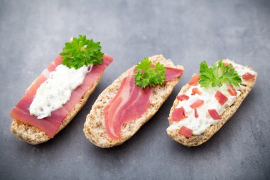 Crispbread otlar ve pastırma ile yumuşak peynir ile.