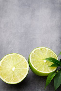 Meyveli kireç Gri bir masa.