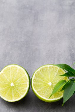 Meyveli kireç Gri bir masa.