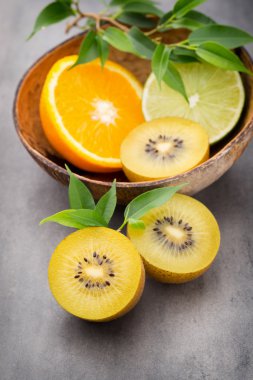 Üzerinde gri bir backgro karışık narenciye meyve limon, portakal, kivi, limonu