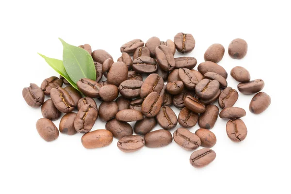 Kaffekorn och blad isolerade på den vita bakgrunden. — Stockfoto