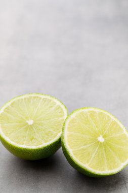 Meyveli kireç Gri bir masa.