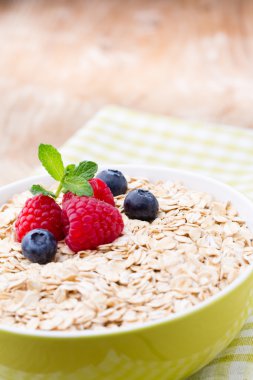 Böğürtlenli yulaf lapası. Ahududu ve yaban mersini.