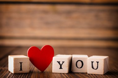 Gül yaprakları içinde.