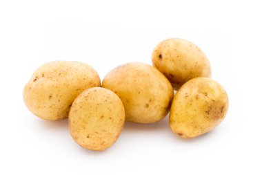 Beyaz arkaplanda izole edilmiş yeni patates.
