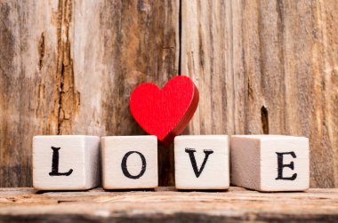 Gül yaprakları. Ahşap tahta mandal tutturulmuş Noel süs.