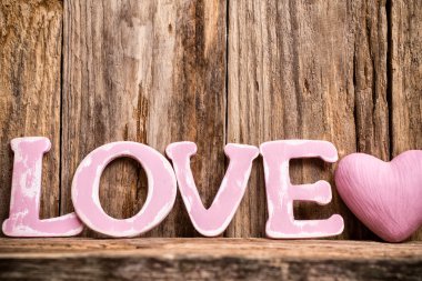 Gül yaprakları içinde.