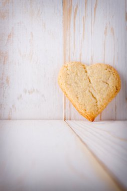 Gül yaprakları içinde.