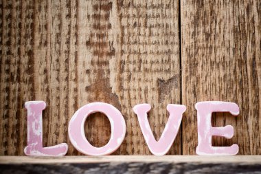 Gül yaprakları içinde.