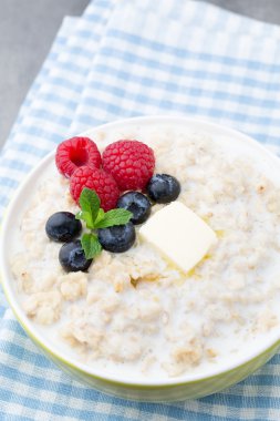 Yulaf lapası kase çilek Ahududu ve blackberri ile