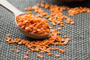 Mercimek. Mercimek ahşap arka plan üzerinde ahşap kase. Sağlıklı gıda.