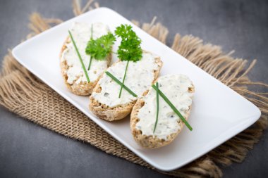 Kurabiye. Yulaf ezmeli kurabiye fındık ve çikolata ile. Stüdyo fotoğrafçılığı.