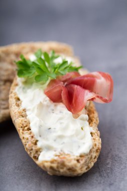 Kurabiye. Yulaf ezmeli kurabiye fındık ve çikolata ile. Stüdyo fotoğrafçılığı.