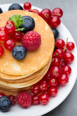 Kurabiye. Yulaf ezmeli kurabiye fındık ve çikolata ile. Stüdyo fotoğrafçılığı.