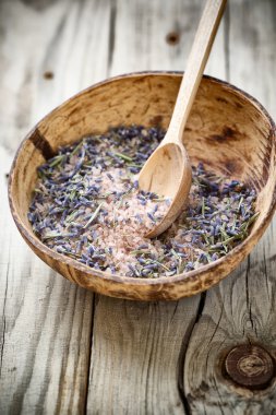 Spa taşlar. Spa Masaj taşlar ve beyaz arka plan üzerinde izole orkide.
