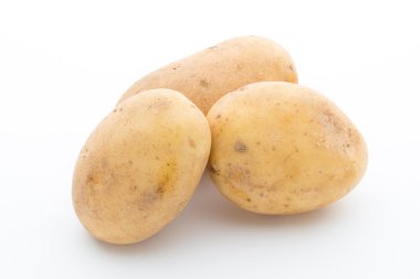 Beyaz arkaplanda izole edilmiş yeni patates.