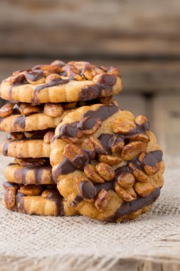 Kurabiye. Yulaf ezmeli kurabiye fındık ve çikolata ile. Stüdyo fotoğrafçılığı.