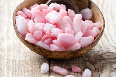 Spa taşlar. Spa Masaj taşlar ve beyaz arka plan üzerinde izole orkide.