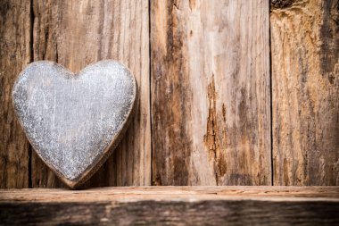 Kalp. Kalp bir ahşap raf. Ahşap duvar, stüdyo fotoğrafçılığı.
