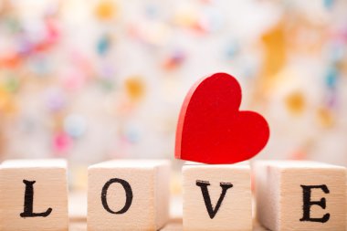 Kalp. Tahta bloklar sevgi ve kırmızı kalp üzerinde yazılı.