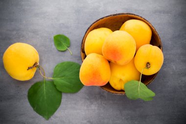 eski ahşap tablo yaprakları ile kayısı.