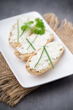 Crispbread otlar ve pastırma ile yumuşak peynir ile.