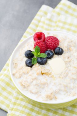 Şeker. Beyaz bir arka plan üzerinde izole şeker renkli küçük kova.