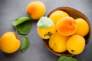 Şeker. Beyaz bir arka plan üzerinde izole şeker renkli küçük kova.