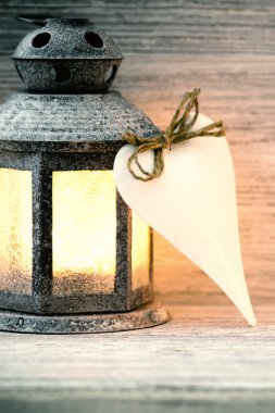 Anahtar. Ahşap arka plan üzerinde kalp ile eski vintage anahtar.