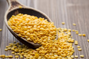 Mercimek. Mercimek tahta kaşık ahşap arka plan üzerinde. Sağlıklı gıda.