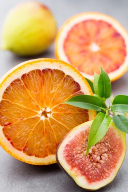 Yaban mersini. Beyaz arka plan tahta kaşık üzerinde yaban mersini.