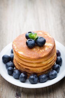 Yaban mersini ve taze meyve ile krep yığını.
