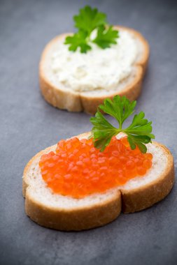 Baharat. Baharat beyaz zemin üzerine bir tahta kaşık karıştırmak.