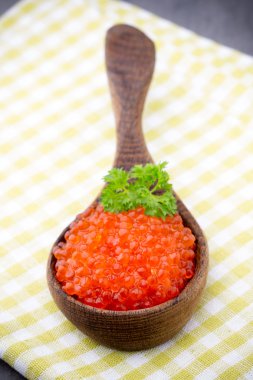 Baharat. Baharat beyaz zemin üzerine bir tahta kaşık karıştırmak.