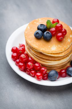 Yaban mersini ve taze meyve ile krep yığını.