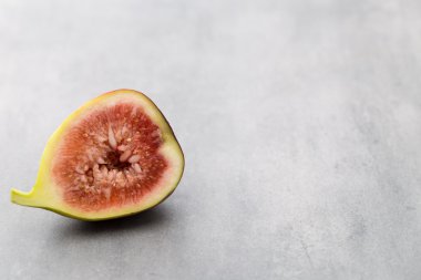 Mercimek. Mercimek tahta kaşık ahşap arka plan üzerinde. Sağlıklı gıda.