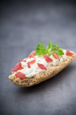 Crispbread otlar ve pastırma ile yumuşak peynir ile.