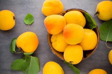 Tahta masada taze kayısılar..